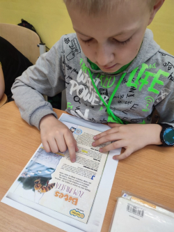 Grundzāles pamatskolas skolēns lasa