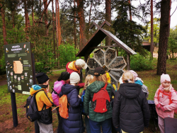 Pārdaugavas Montesori sākumskolas skolēni ar "Kukaiņu viesnīcu"