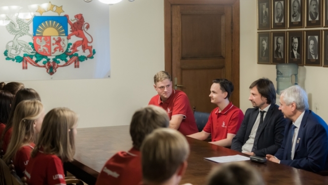 SkillsLatvia komanda tiekas ar ministru Kārli Šadurski
