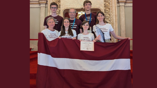 Starptautiskās lingvistikas olimpiādes Latvijas dalībnieki ar Latvijas karogu