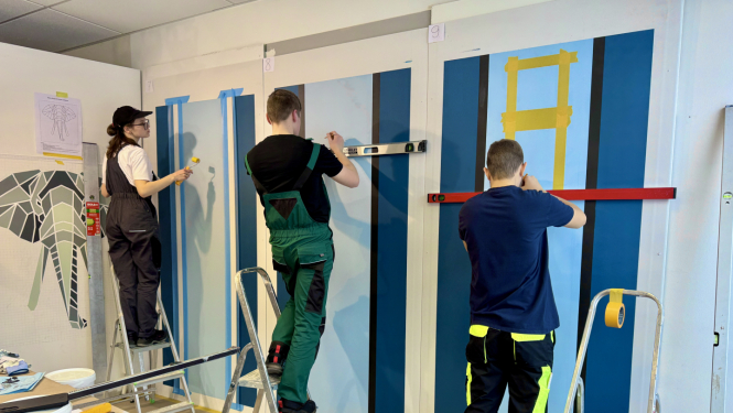SkillsLatvia 2026 pusfināla Krāsošana un dekoratīvā apdare prasmju konkursa dalībnieki pilda uzdevumu