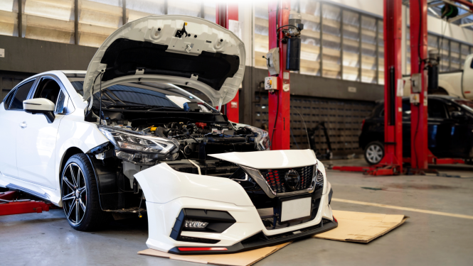 Mašīna izjaukta pa detaļām autoservisā