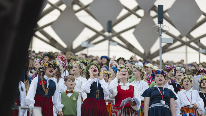 foto no Latvijas skolēnu dziesmu un deju svētkiem dzied koris