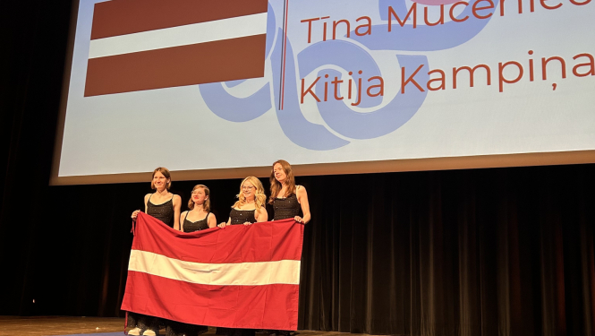 dalībnieces no Latvijas ar karogu Eiropas meiteņu matemātikas olimpiādē Francijā