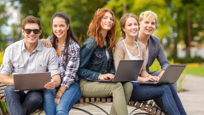 studenti macas ārā pie universitātes Erasmus