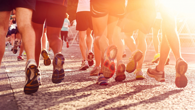 attēlā liels skaits ar skrējēju kājām, skrien maratonu