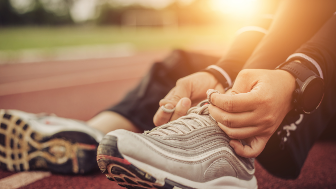 Eramsus TCA, attēlā sportiste sasien sporta botes sporta stadionā