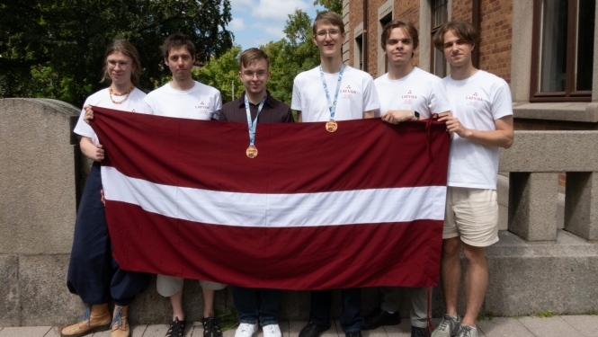 dalībnieki no Latvijas ar LV karogu fizikas olimpiādē EuPhO 2026