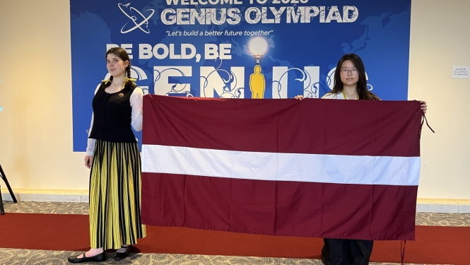 Genius Olympiad Latvijas pārstāves ar LV karogu 