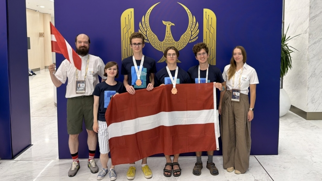 Dalībnieki no Latvijas ar pedagogiem ar karogu Geografijas olimpiade Taskentā