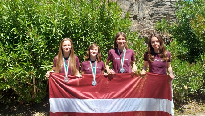 informatikas olimpiade Čezantiko, Itālijā, dalībnieces no Latvijas ar LV karogu 