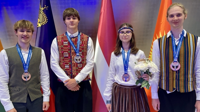 Ķīmijas olimpiade 2026 Uzbekistānā Latvijas dalībnieki ar medaļām