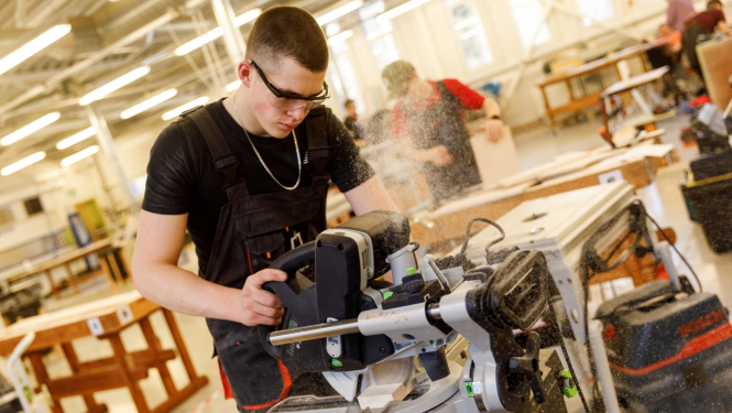 SkillsLatvia 2023 pusfināla konkursants Mēbeļu izgatavošanā