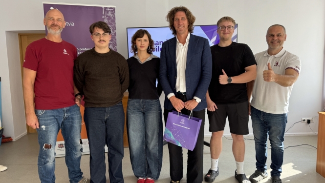 Samoilovs kopā ar SkillsLatvia komandu nometnē