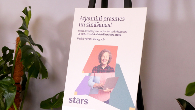 platformas stars.gov.lv izdrukāts kampaņas plakāts stāv uz molberta
