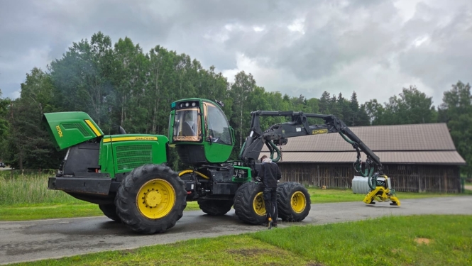 attēlā traktors dabā; profesionālā izglītība Ogres tehnikums