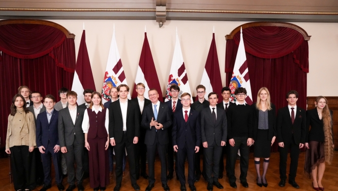 Latvijas Valsts prezidents Edgars Rinkēvičs un skolēni - starptautisko olimpiāžu laureāti Rīgas pilī
