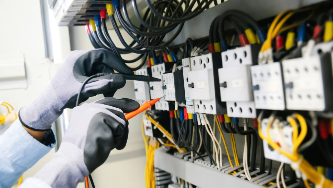 Elektriķa sadales skapis ar vadiem