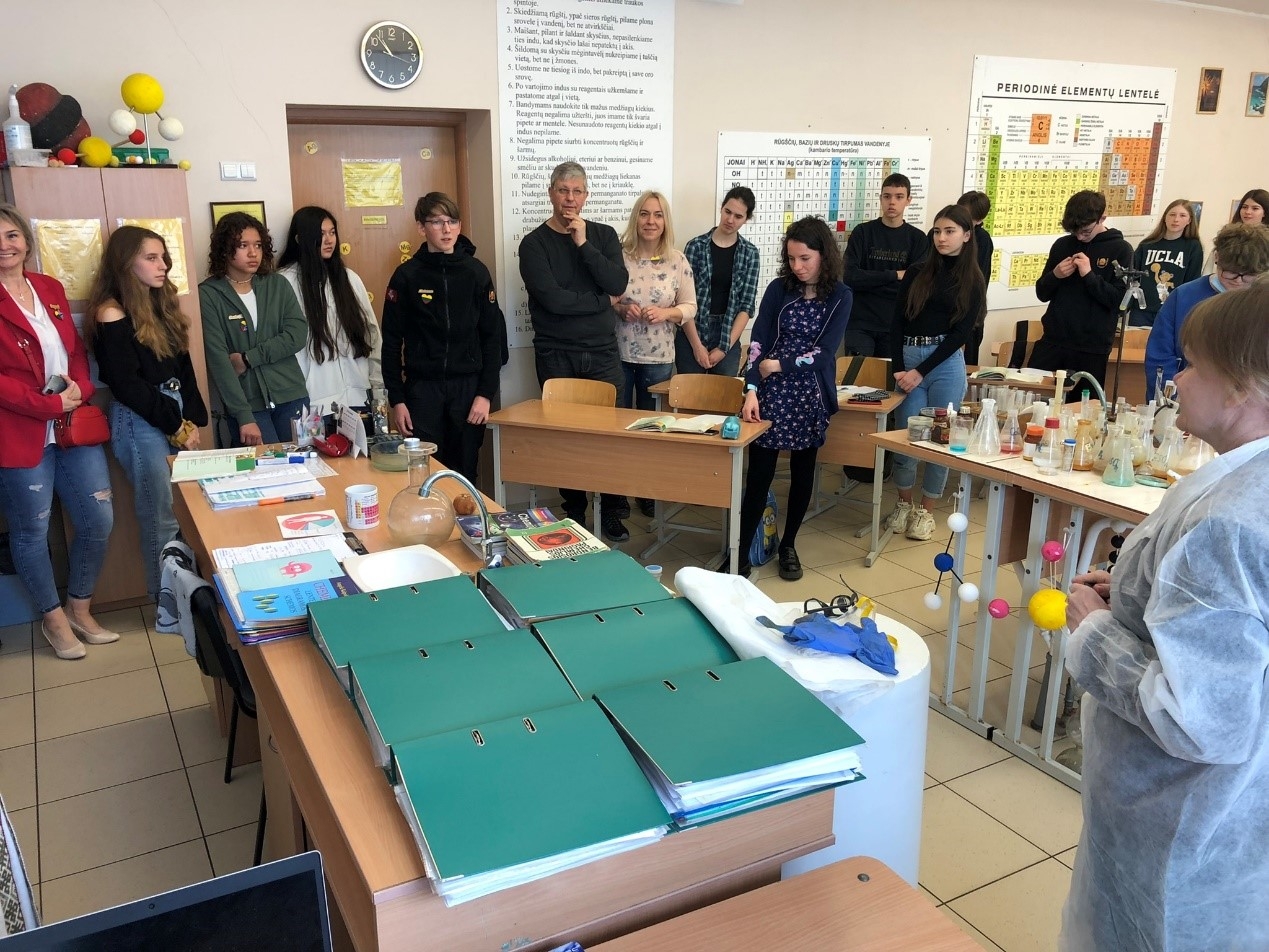 Skolotāji stāv telpā un iegūst pieredzi