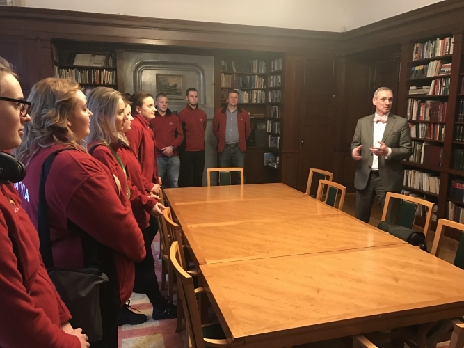 Latvijas valsts komanda apciemo Latvijas vēstniecību Zviedrijā