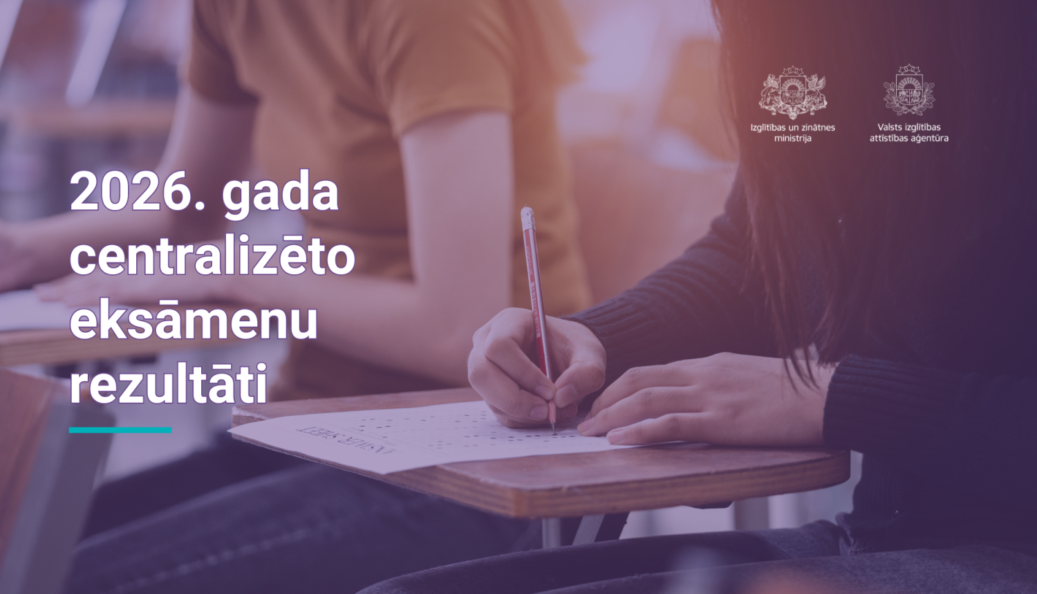 attēlā rakstīts 2026. gada centralizēto eksāmenu rezultāti, fonā bildē skolēni sēž pie galda raksta eksāmenu