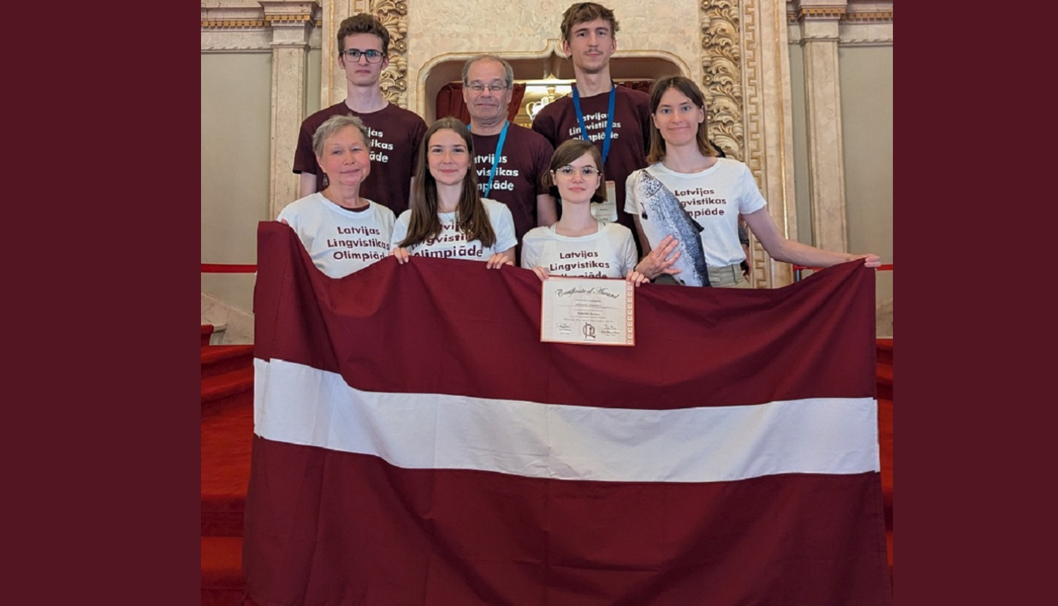 Starptautiskās lingvistikas olimpiādes Latvijas dalībnieki ar Latvijas karogu