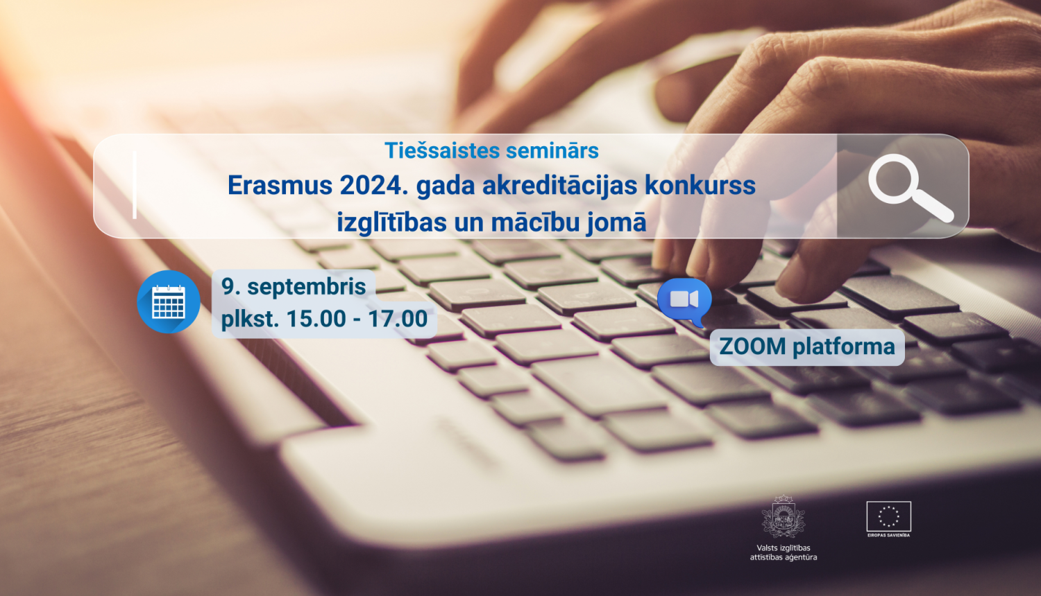 Cilvēks raksta ar portatīvā datora klaviatūru