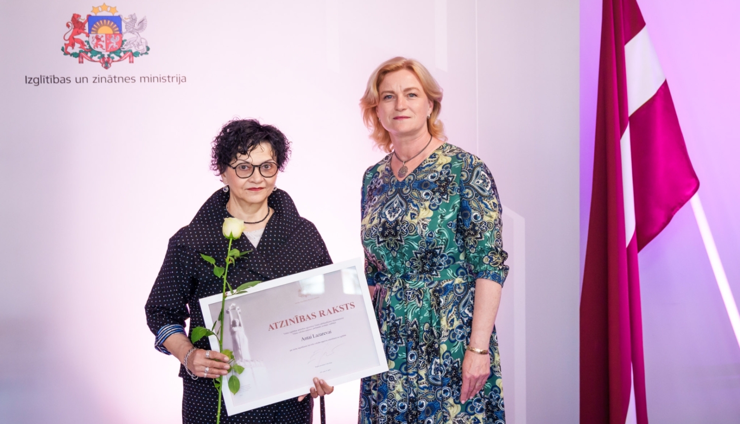 Anta Lazareva saņem diplomu no MK