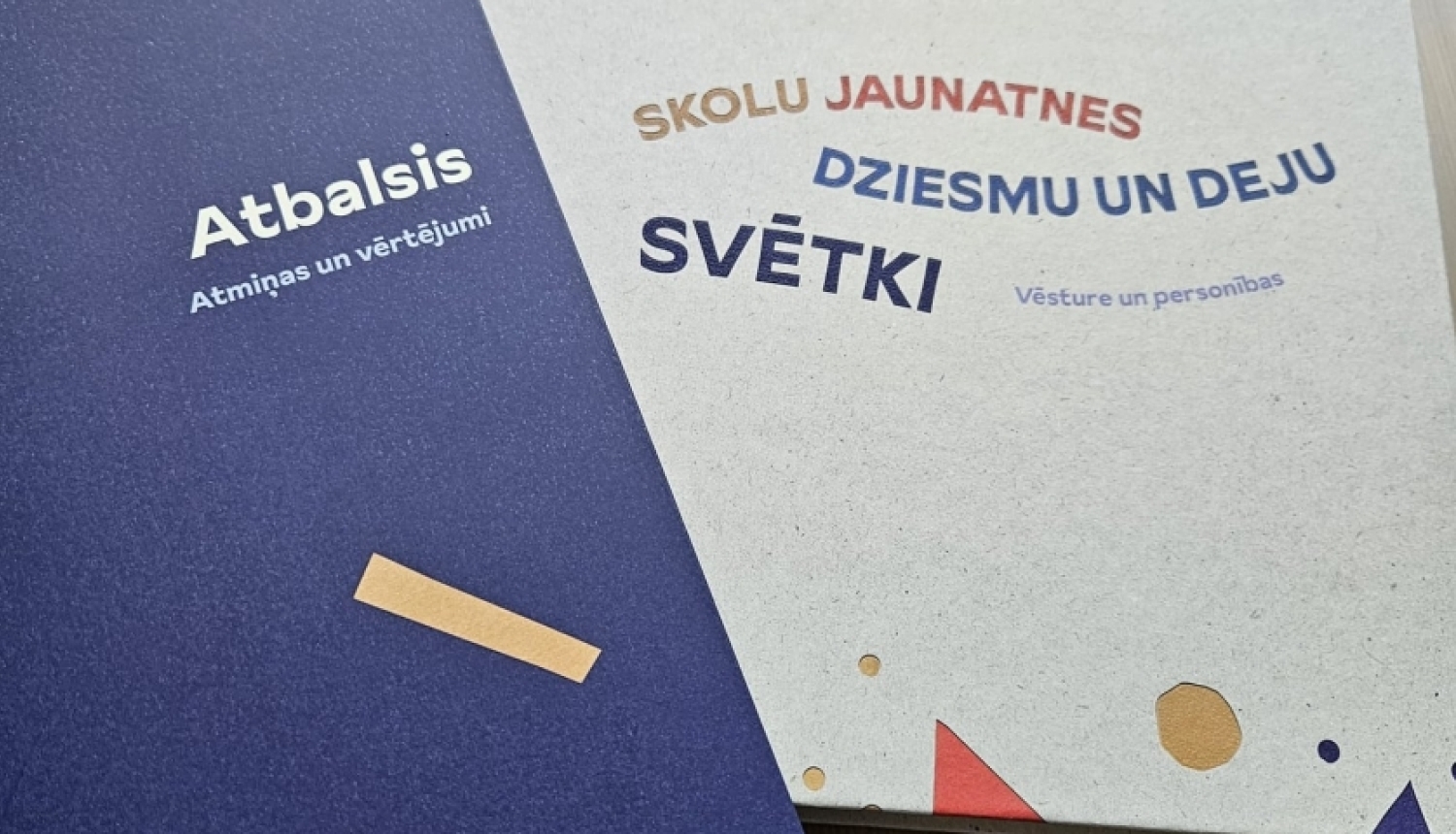 kolektīvā monogrāfija "Skolu jaunatnes dziesmu un deju svētki. Vēsture un personības"
