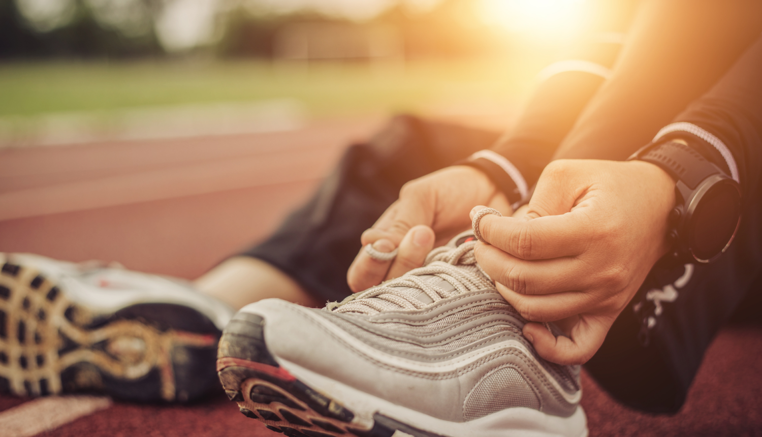 Eramsus TCA, attēlā sportiste sasien sporta botes sporta stadionā
