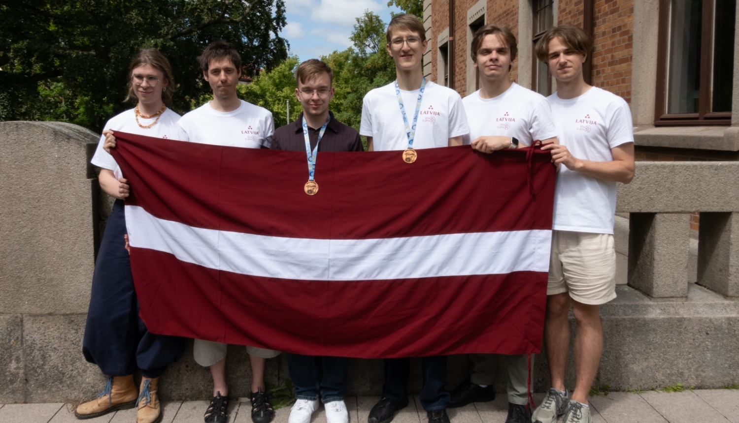 dalībnieki no Latvijas ar LV karogu fizikas olimpiādē EuPhO 2026