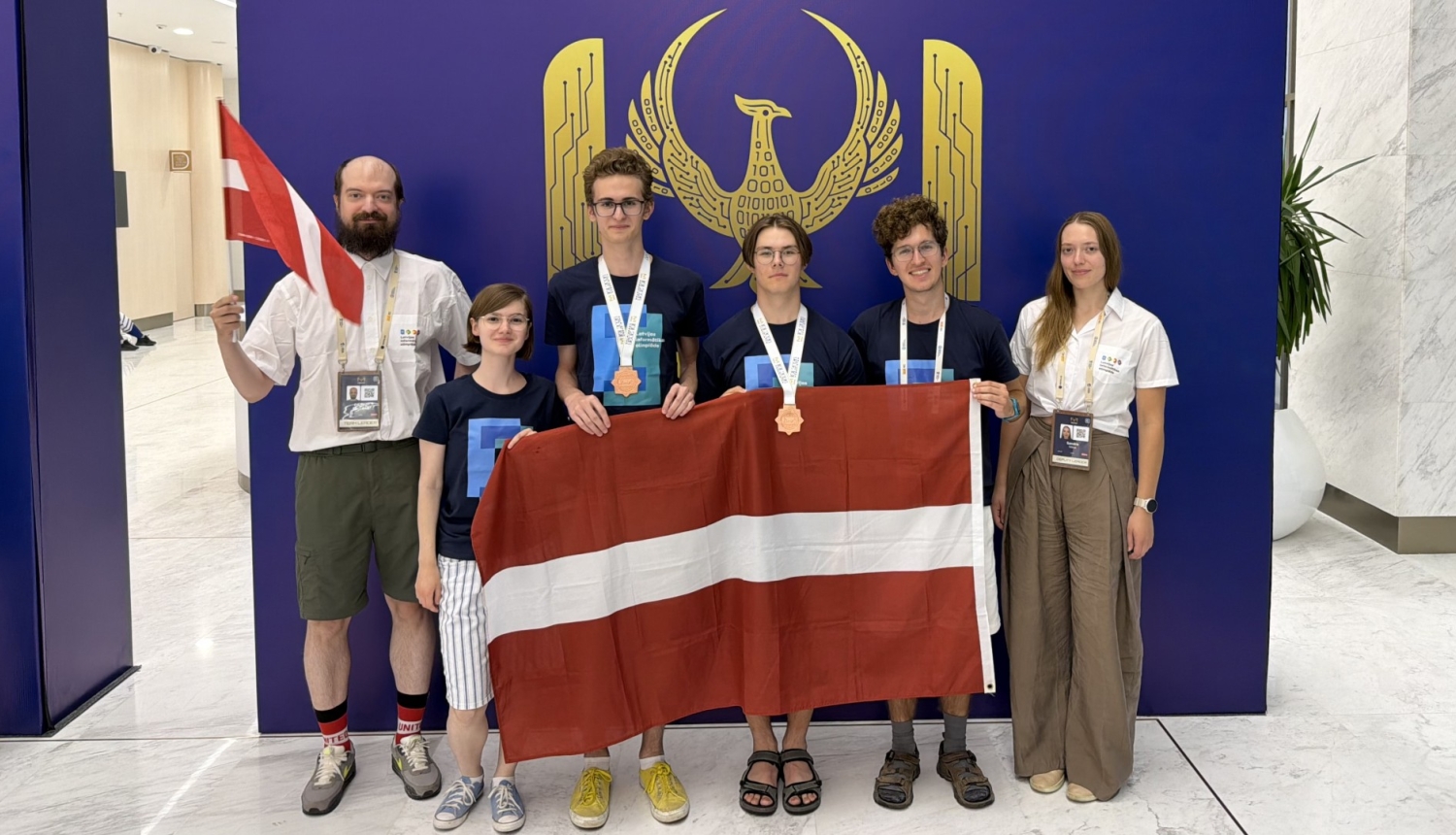 Dalībnieki no Latvijas ar pedagogiem ar karogu Geografijas olimpiade Taskentā