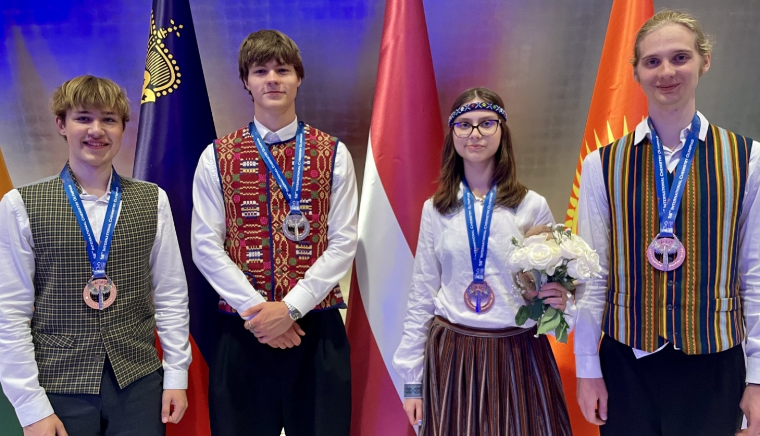 Ķīmijas olimpiade 2026 Uzbekistānā Latvijas dalībnieki ar medaļām