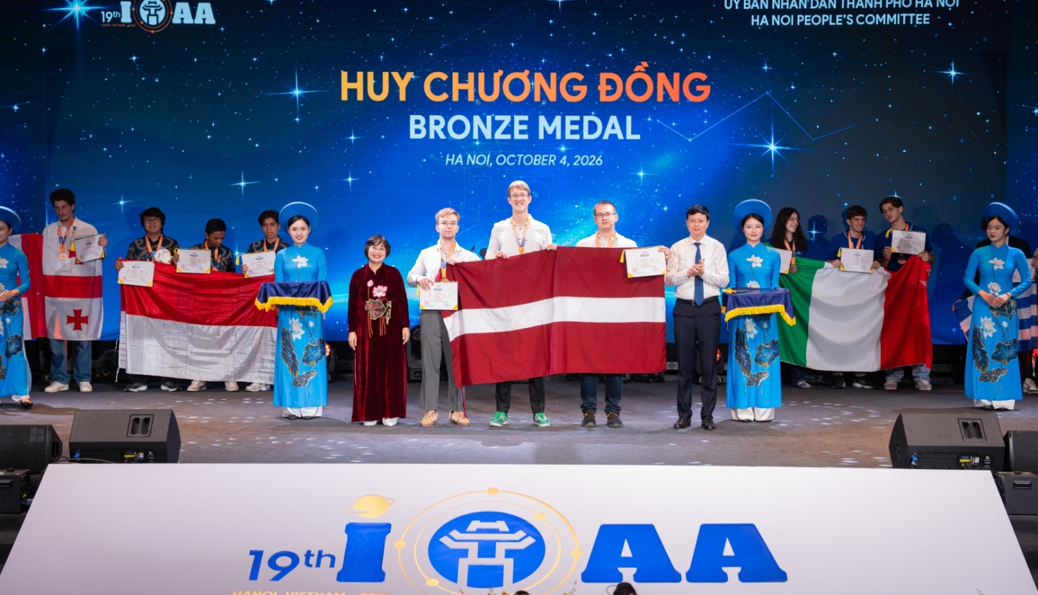 Latvijas komanda Astronomijas olimpiādē Vjetnamā ar LV karogu