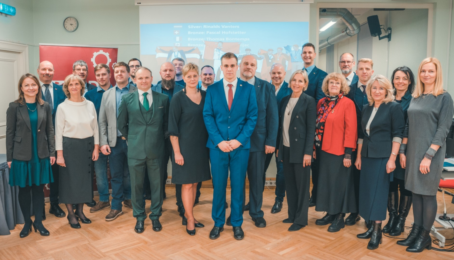 LDDK pārstāvji kopā ar WorldSkills 2022 laureātu Rinaldu Vanteru, ekspertiem, atbalstītājiem un VIAA pārstāvjiem
