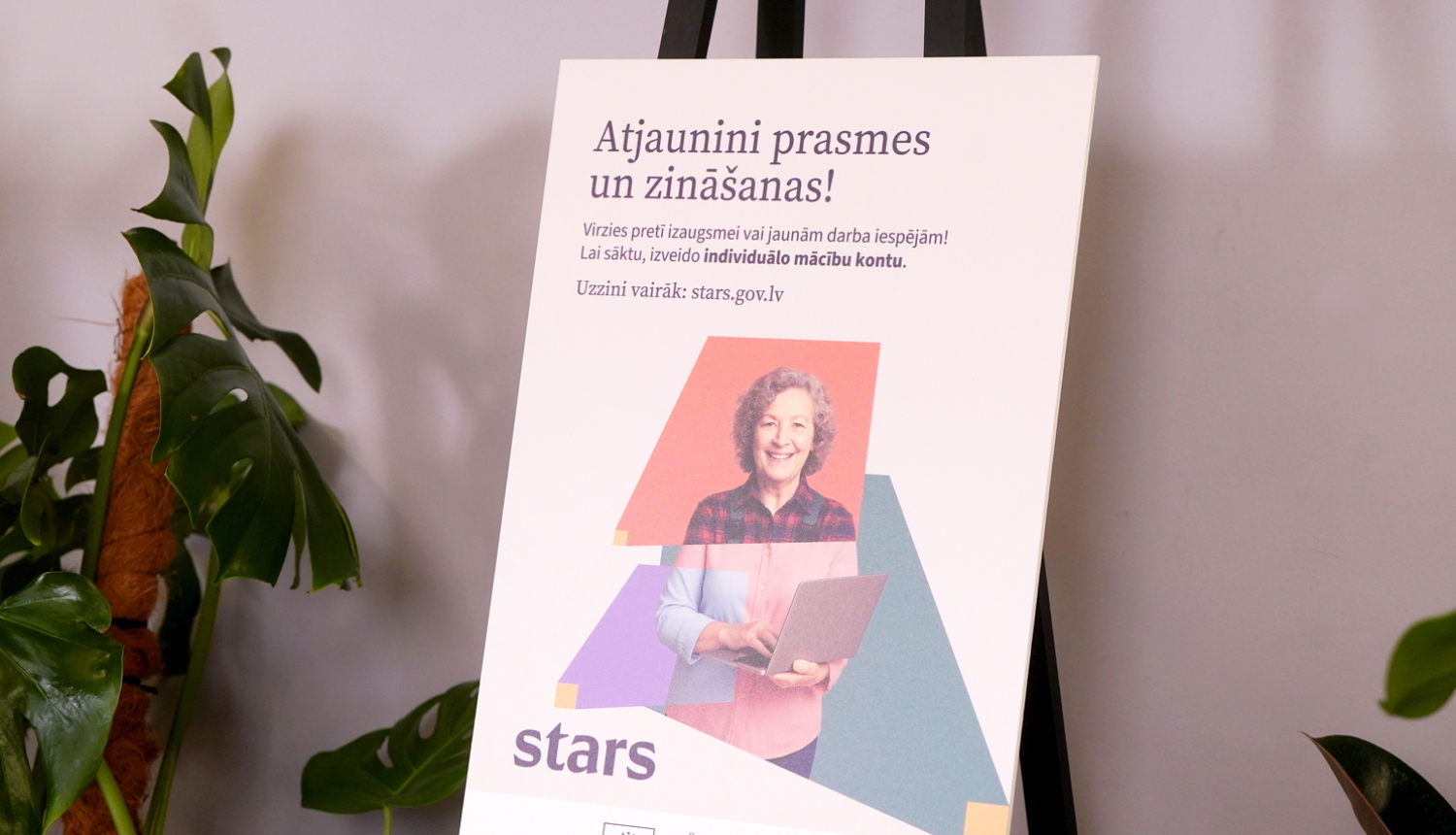 platformas stars.gov.lv izdrukāts kampaņas plakāts stāv uz molberta