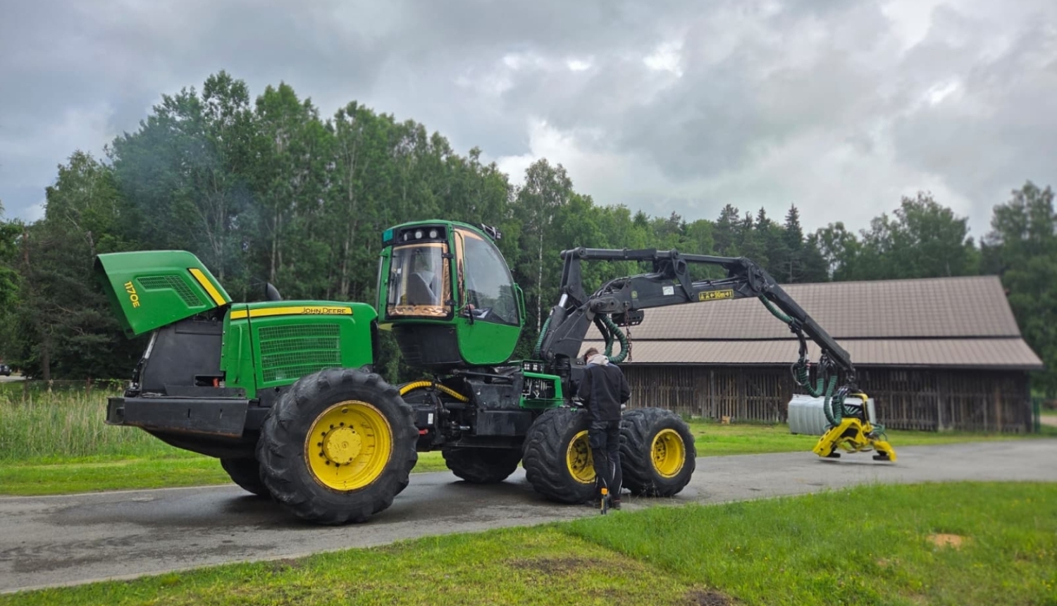attēlā traktors dabā; profesionālā izglītība Ogres tehnikums