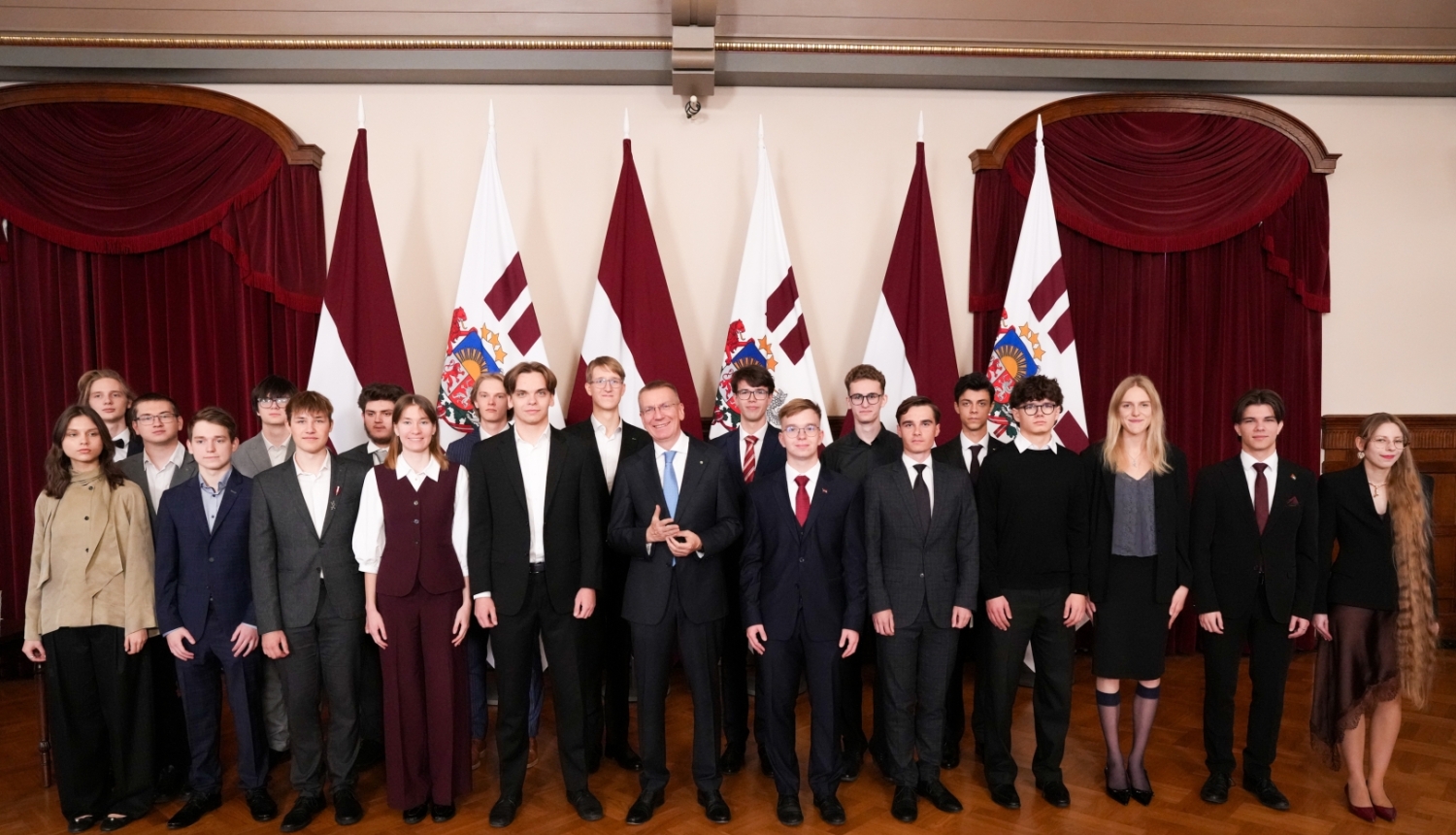Latvijas Valsts prezidents Edgars Rinkēvičs un skolēni - starptautisko olimpiāžu laureāti Rīgas pilī