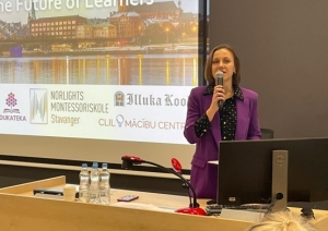 Sieviete uzstājas konferencē