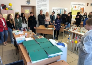Skolotāji stāv telpā un iegūst pieredzi