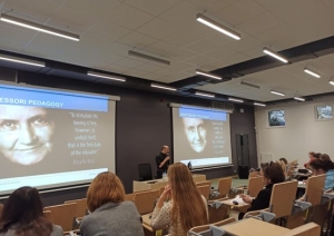 Konferencē lektors stāsta auditorijai lekciju