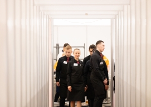 Cilvēku grupa restorāna darbinieku formās