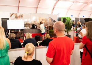Cilvēku grupa skatās TV ekrānā