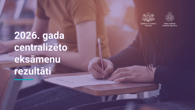 attēlā rakstīts 2026. gada centralizēto eksāmenu rezultāti, fonā bildē skolēni sēž pie galda raksta eksāmenu