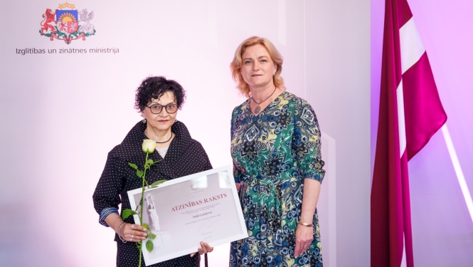 Anta Lazareva saņem diplomu no MK