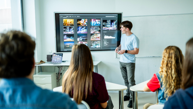 Skola, klase, skolēni, digitālā tāfele