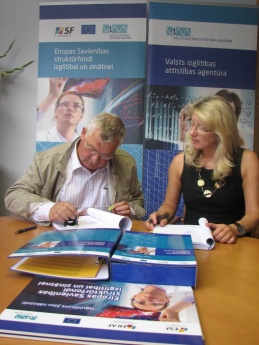 Vienošanās paraksta Romualds Maculevičs un Dita Traidās