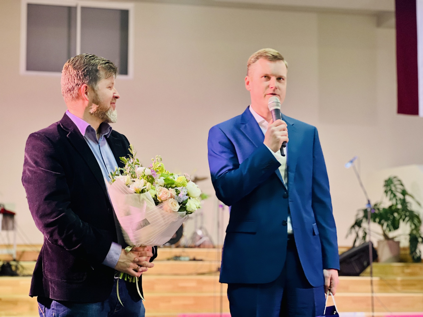 Divi vīrieši runā 