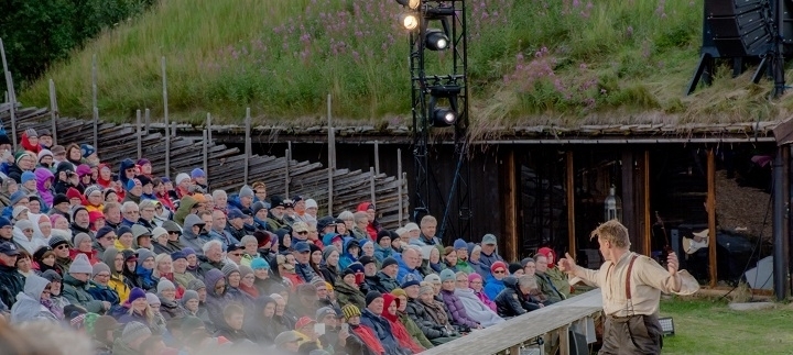 Jaunieši iepazīst norvēģu kultūru, ejot pa Pēra Ginta pēdām