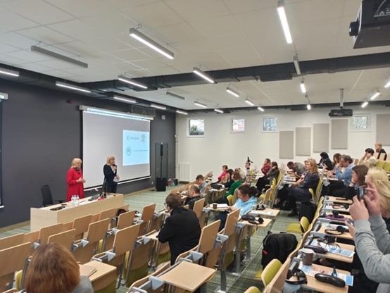 Konferencē lektors stāsta auditorijai lekciju